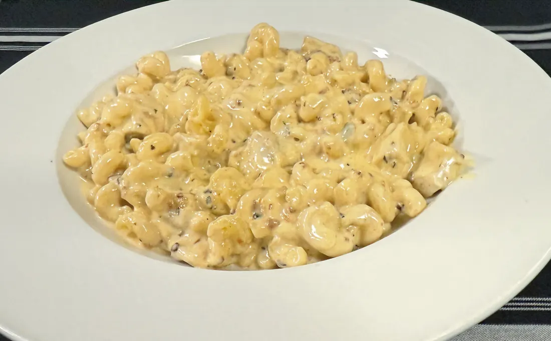 Bistro mac and cheese with chicken and bacon